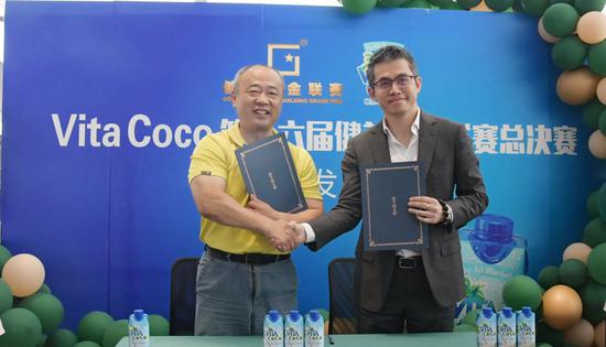健美黄金联赛董事长高炎与唯他可可(中国)负责人翁海新签约