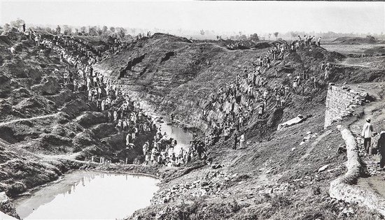 1950年5月5日，工作人员在广济干渠进行土方施工作业。本报资料图片