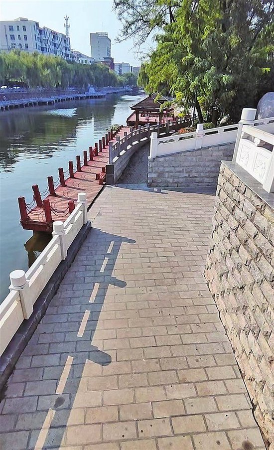 护城河近水平台