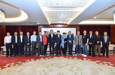 領(lǐng)導(dǎo)與參會代表合影 張喜紅攝