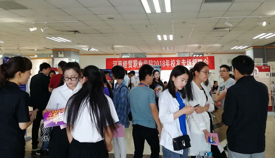 河南一高校举办校友专场招聘会