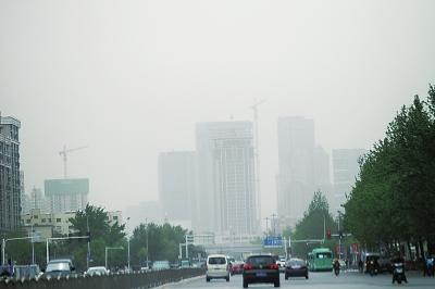 昨日的鄭州受浮塵回流的直接影響，空氣出現嚴重污染。