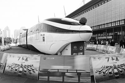 　　超級(jí)豪華云軌吸引了眾多參觀者。有熱鬧朝氣的孩童，也有尋找商機(jī)的客商，還有專(zhuān)心享受悠然自得的都市女郎，老年人也沉浸在輕軌的壯觀之中。