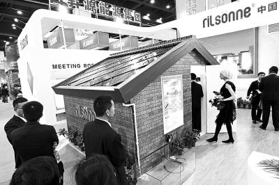 光伏發(fā)電屋頂，新型的獨(dú)立光伏發(fā)電系統(tǒng)，可貼在屋頂、樓體墻壁。未來(lái)城市的建筑會(huì)不會(huì)換個(gè)模樣？