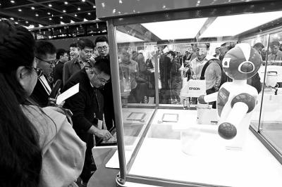 會(huì)寫(xiě)字畫(huà)畫(huà)的機(jī)器人，是河南智能裝備生產(chǎn)、應(yīng)用高速發(fā)展的清晰縮影。