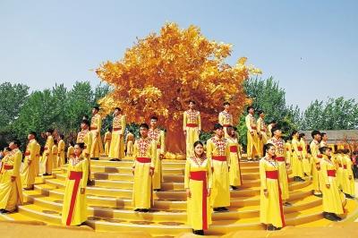 祈福樹下高唱頌歌