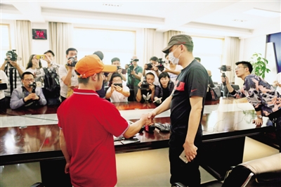 戴著口罩帽子的“洪偉”與包子店店長(zhǎng)見(jiàn)面