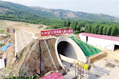 5月14日無人機航拍的位于河南方城縣的鄭萬高鐵七峰山隧道洞口 新華社發