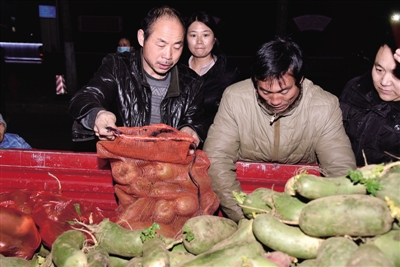 深夜仍有市民来买萝卜献出一份爱心