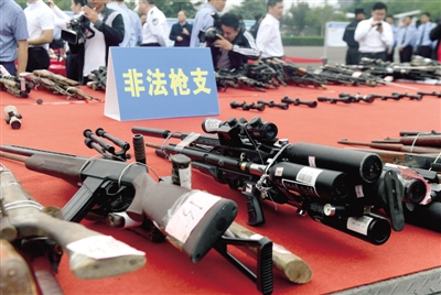 昨日上午，集中销毁枪爆物品河南主会场在郑东新区如意湖文化广场举行。