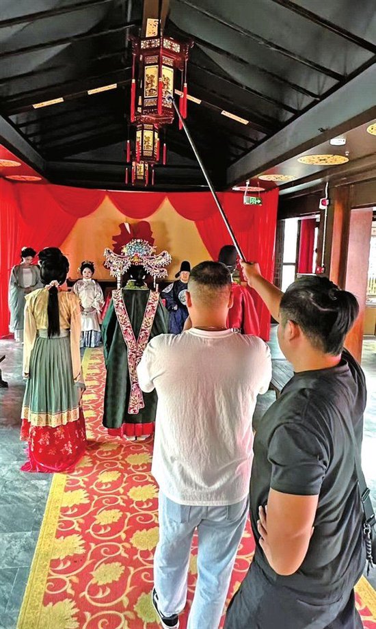 短剧拍摄现场，游客演绎考取功名后的娶妻桥段。