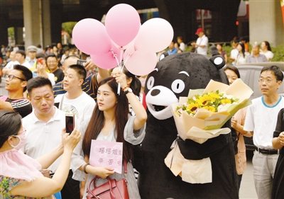第102中学考点外，亲友在等待 记者 丁友明 图