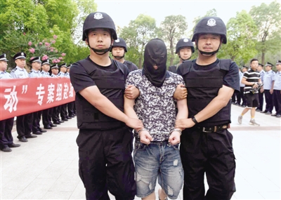 昨日下午，犯罪嫌疑人郑某被押回郑州