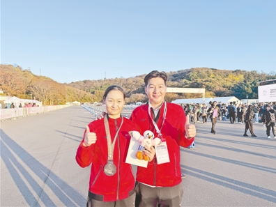 王琦琦（左）比赛后和教练合影 （河南省残联供图）