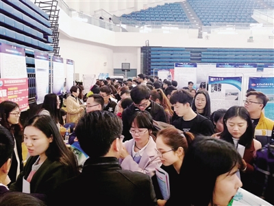 高校毕业生公益专场招聘会在郑州大学举行