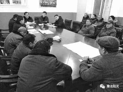 李超杰在扶貧村研究扶貧工作（圖片為資料圖片）