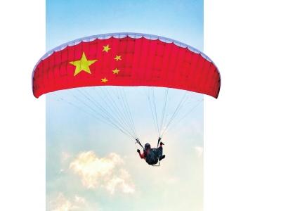 空中滑翔　圖片由受訪者王建偉提供