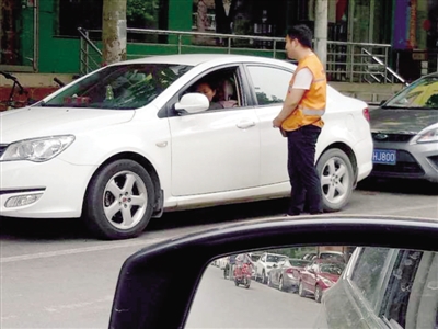 杜嶺街上穿著橙色服裝（一類區(qū)域）的人員收費(fèi)比較規(guī)范，1小時(shí)內(nèi)4元