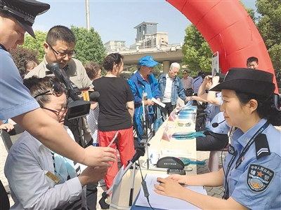 办理出入境证件只跑一次 郑州警方举行宣传活