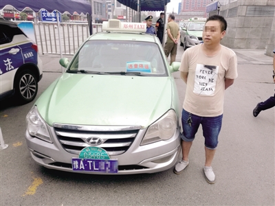 郑州街头出租车乱停拉客 的哥罚站4小时