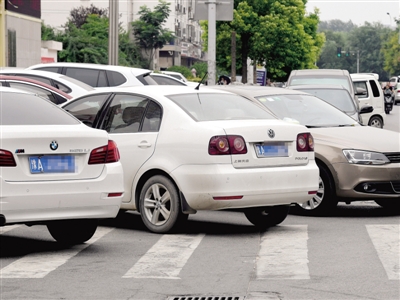 暢和街心怡路口的人行橫道長期被車輛占壓