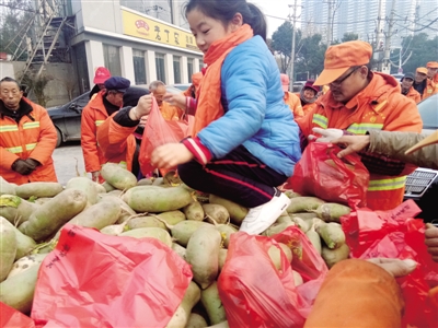 热心市民购买白萝卜转送给环卫工