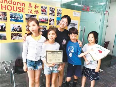 金焱的女儿们(左一、左二)利用暑假回中国参加短期汉语培训班