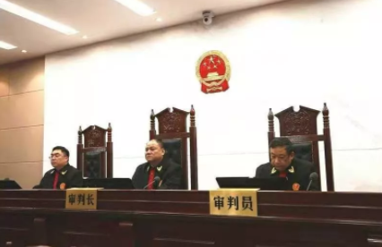 李俊峰(中)在开庭审案