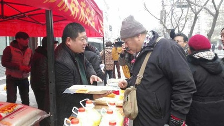 幫村民推介土特產(chǎn)