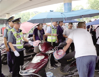 郑州交警运管联手查摩的 13辆涉非法营运车辆