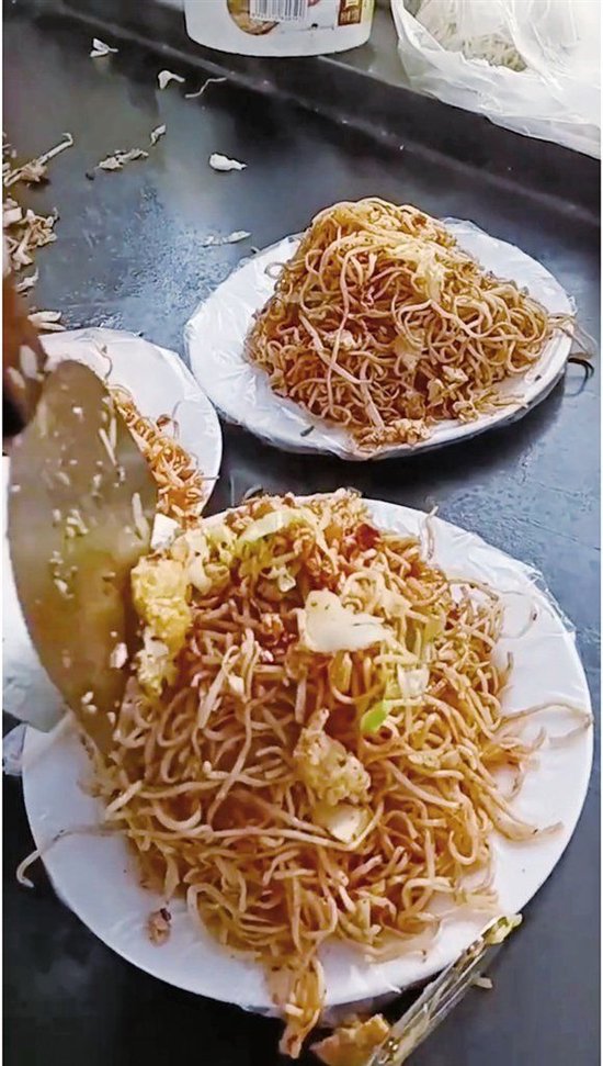 河南擺攤大姐炒面加雞蛋只賣3元：我就是想盡自己一點心意，幫