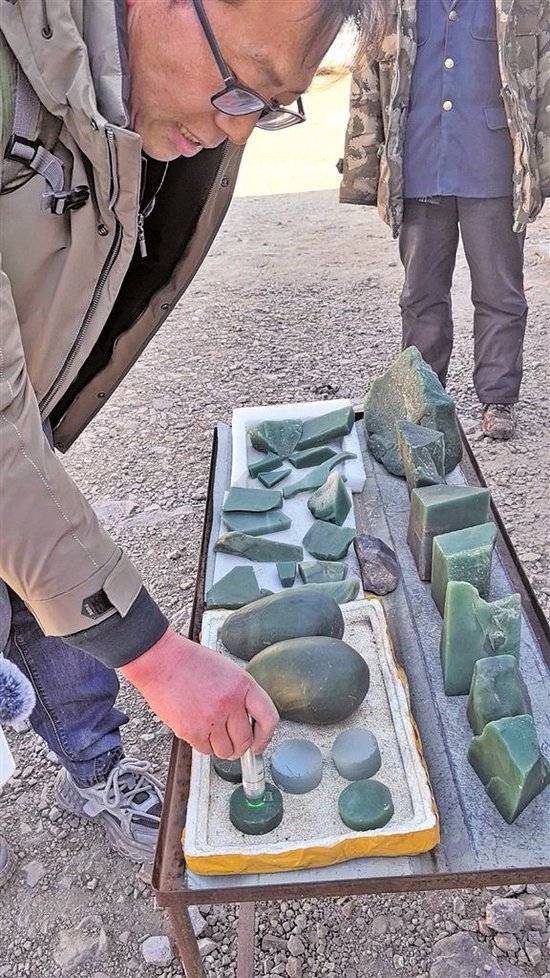 玉石雕刻师邢青涛讲述如何判断密玉品质