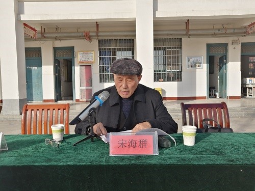 中牟县原政协副主席、现任中牟县关工委副主任宋海群为学生们做报告