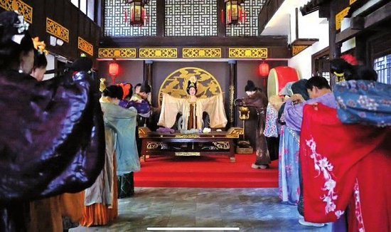 短剧拍摄体验火爆 游客花几百元就能当主角