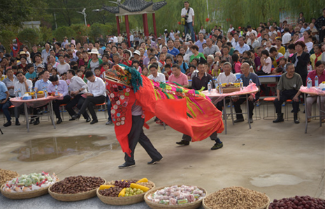 《狮舞旱船庆丰收》场面