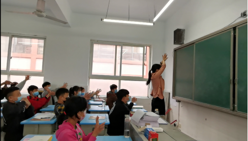 王莎莎老师正在做动作示范