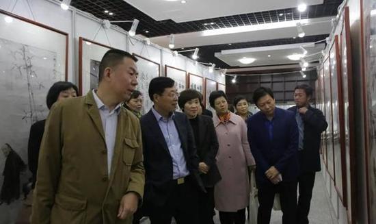 嘉宾参观书画展览