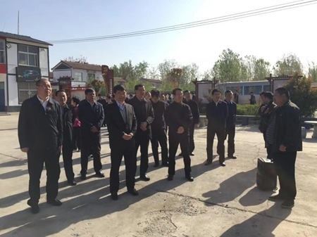 來自全國各地的黨政考察團在蘭考當?shù)仡I導陪同下到代莊交流學習黨建、脫貧、“一拖四”模式以及美麗村莊建設等工作