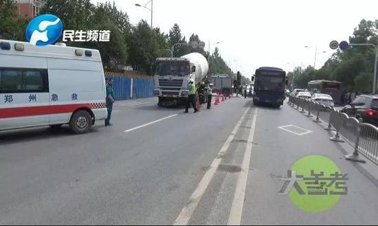 在多方协调后,交警让事故车辆小心移开,10时25分许,死者从车下移出