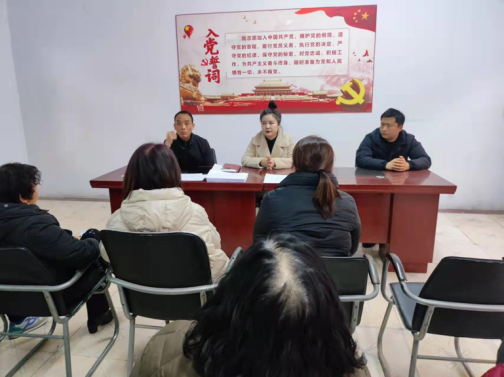 办事处班子成员入社区组织召开业主委员会选举培训会