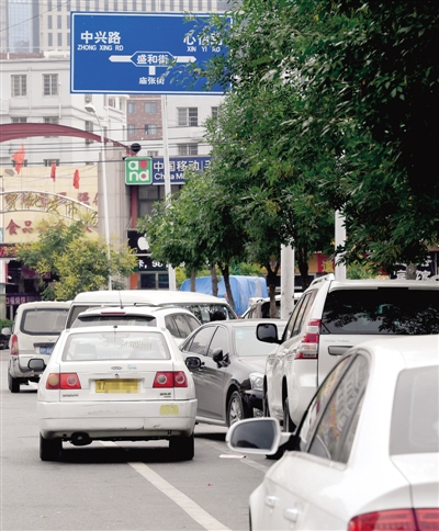 廟張街上亂停亂放的車輛占據(jù)了兩個車道