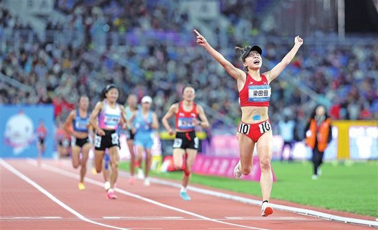 11月20日，河南队选手梁田田（前）在冲线后庆祝夺冠。当日，第十五届全国运动会田径项目女子10000米决赛在广州举行。 新华社发