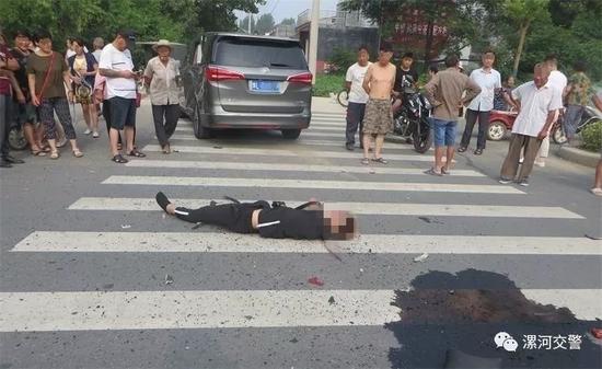漯河：摩托车汽车相撞 车损人亡
