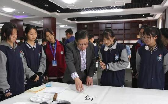 西中文指点学生学习书法