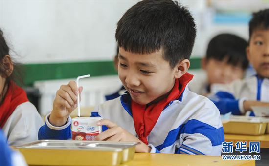 河北霸州胜芳镇巨华小学学生在吃“免费课间餐”。新华社记者李晓果摄