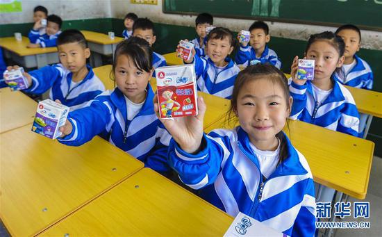 9月16日，河北霸州胜芳镇巨华小学学生在展示“免费课间餐”。