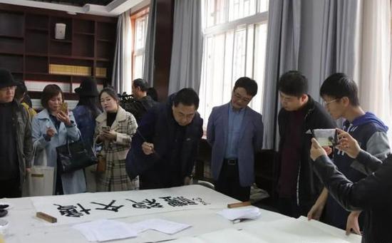 李强现场创作