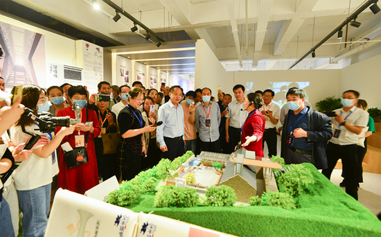 领导、嘉宾观摩大学生乡村振兴创意大赛项目设计和作品展示