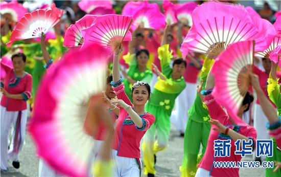 这是市民在2019年全国“全民健身日”活动河南省分会场表演健身秧歌（8月8日摄）。新华社记者 李嘉南 摄