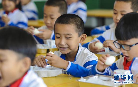 河北霸州胜芳镇巨华小学学生在吃“免费课间餐”。新华社记者李晓果摄